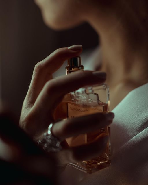Как да изберем правилния парфюм за сезона – арабски и оригинални аромати, жена държаща парфюм