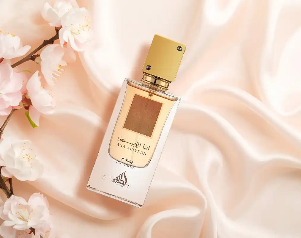 Флакон на Lattafa Ana Abiyedh Poudrée EDP W 60 ml – дамски пудрен арабски парфюм в елегантен бял дизайн.