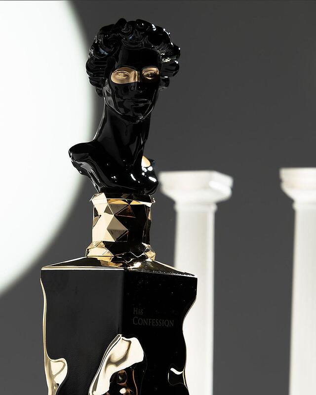 Елегантен черен флакон Lattafa His Confession 100 ml на тъмен фон със стилни златисти акценти.