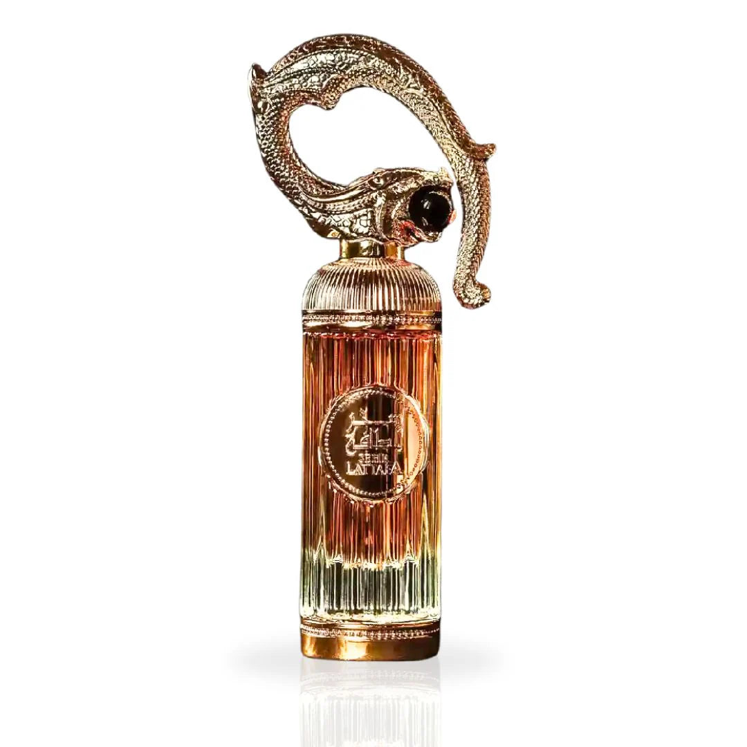Флакон на Lattafa Sehr EDP в тъмно и златисто, луксозен дизайн с ориенталски мотиви, символ на мистичен чар и съблазнителност.