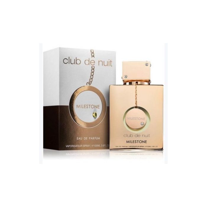 Флакон на ARMAF Club De Nuit Milestone 105ml върху мраморен фон с отблясъци от морска вълна и златна светлина.