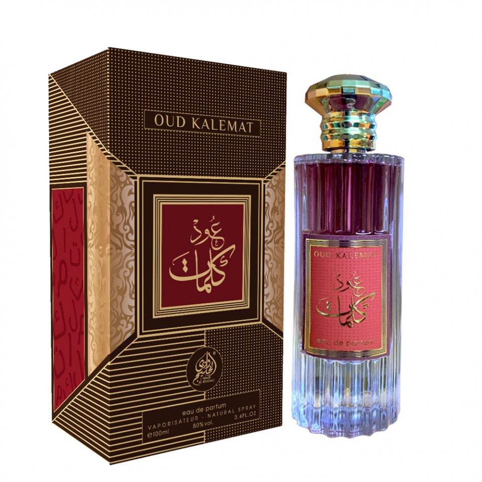 Луксозен флакон на Oud Kalemat от Wadi Al Khaleej, поставен на златист фон с ориенталски орнаменти и символика на мед и уд